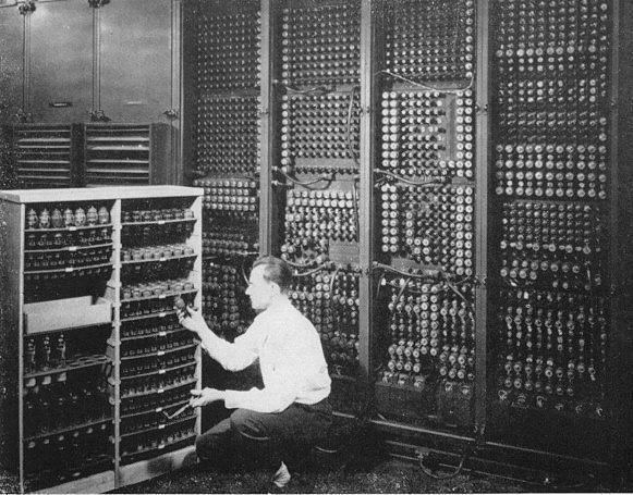 Figura 6. Një inxhinier duke ndërruar njërin nga 19,000 gypat katodik ne kompjuterin ENIAC (State of the Line, 2008)