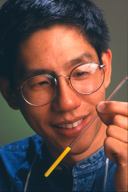 Figura 3. Dr. Chuang duke mbajtur ampulën (IBM, 2001) 