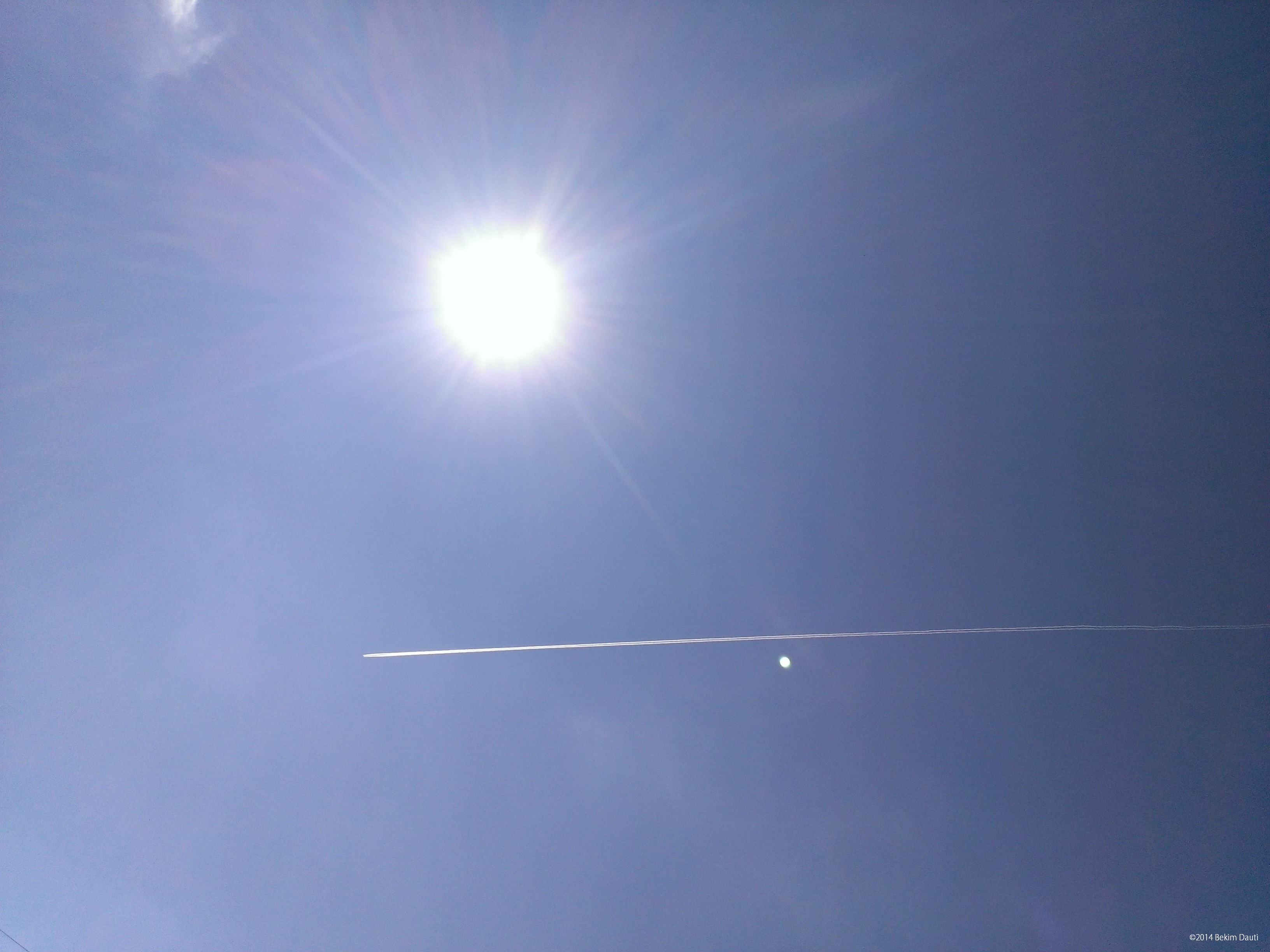 Aeroplani në qiellin e kaltërt